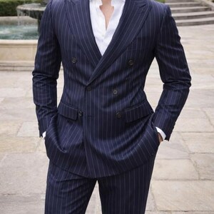 Granatowy garnitur dwurzędowy w prążki, dopasowany krój, formalna marynarka i spodnie szyte na miarę