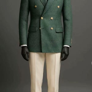 Abito doppiopetto a quadri verdi, pantaloni beige, abbigliamento formale da uomo su misura.