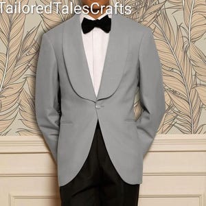 Jasnoszara marynarka smokingowa z szalowymi klapami, dopasowany krój formalnej marynarki ślubnej
