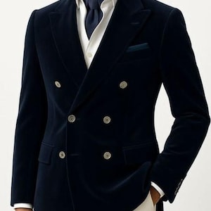 Może przedstawiać: Zestaw trzech ceramicznych kubków z nakrapianym, matowym wykończeniem. Kubki są w odcieniach kremu, jasnoszarym i ciemnoszarym. Każdy kubek ma prosty, minimalistyczny design i zaokrąglony uchwyt.