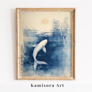 Peut inclure: Impression d'art encadrée représentant un poisson koi blanc nageant dans de l'eau bleue, avec un soleil en arrière-plan. L'œuvre a une esthétique vintage, avec un cadre doré et le texte "Kamisora Art" en bas.