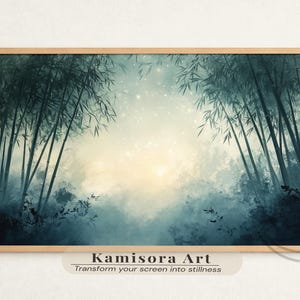 Op de afbeelding: Een ingelijste kunstdruk met een serene bosscène. Hoge bamboebomen omlijsten een mistig, etherisch landschap met een zacht, gloeiend centrum. Het kunstwerk is in tinten van blauwgroen, blauw en crème, met de tekst "Kamisora Art" onderaan.