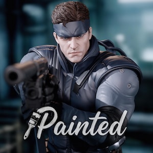 Op de afbeelding: Een gedetailleerd figuur met bruin haar en een donkere hoofdband, gekleed in een blauw tactisch pak met schoudervulling en een riem. Het figuur houdt een zwart handvuurwapen naar voren gericht. Het woord Painted is in witte letters geschreven.