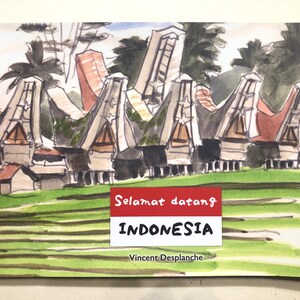 Op de afbeelding: Een aquarel van traditionele Indonesische huizen met een groen veld op de voorgrond. De tekst "Selamat datang INDONESIA" staat op een rood spandoek in de rechterbenedenhoek. De naam van de kunstenaar, "Vincent Desplanche", staat onder het spandoek.