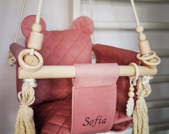 Columpio para bebés de tela y madera: diseño natural, seguro y ergonómico.