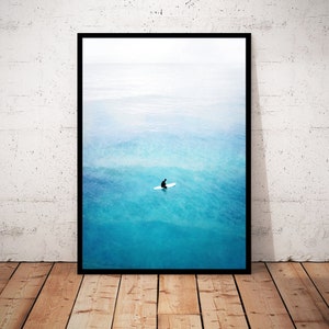 Impresión de surfista, cartel de surfista, decoración de surf moderna, cartel de playa minimalista, impresión costera, cartel de playa, arte de la pared del océano, cartel del mar, Cornualles