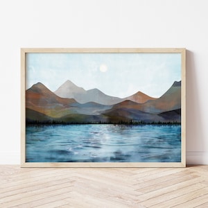 Puede incluir: Una impresi&oacute;n art&iacute;stica enmarcada que representa un sereno paisaje lacustre con monta&ntilde;as al fondo. La obra de arte muestra un lago azul que refleja el cielo y un sol brillante. Las monta&ntilde;as est&aacute;n representadas en tonos marrones, azules y verdes.
