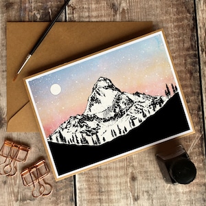 Carte de montagne, Scène de montagne illustrée, Carte traditionnelle, Pack de cartes de Noël, Carte de Noël Scandi, Carte de montagne nordique, Vacances