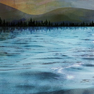 Puede incluir: Pintura abstracta de paisaje que presenta un lago sereno que refleja la silueta de un bosque y monta&ntilde;as. El agua es una mezcla de azules con sutiles reflejos, y el cielo transita de dorado a azul.