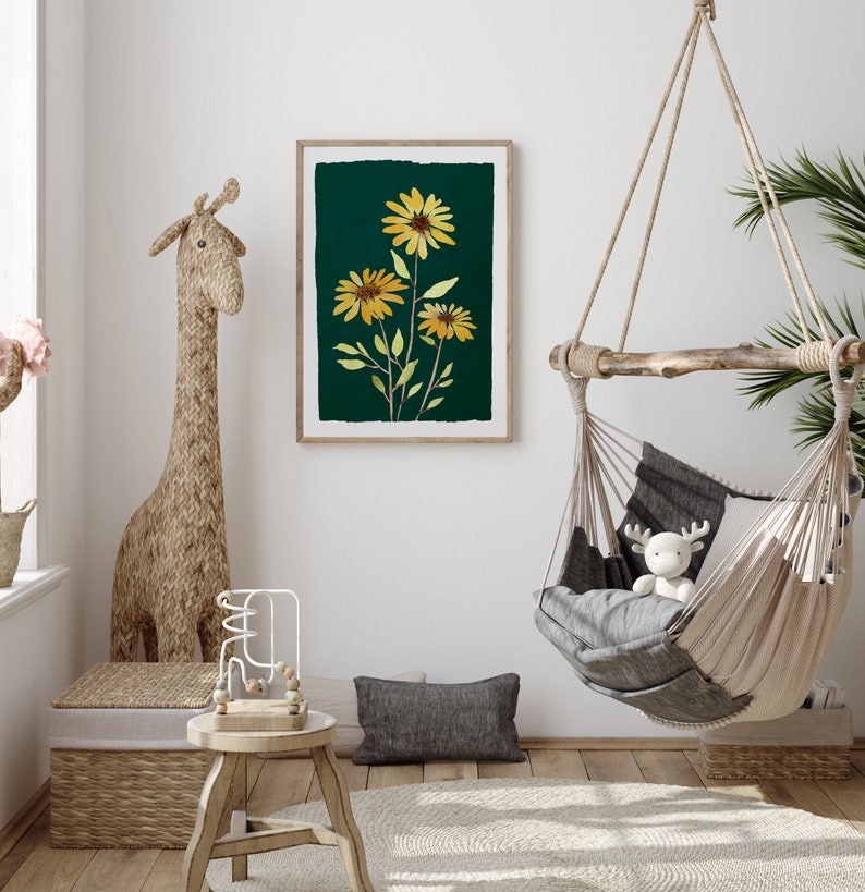 Puede incluir: Una impresi&oacute;n enmarcada de una ilustraci&oacute;n bot&aacute;nica con tres girasoles amarillos sobre un fondo verde oscuro. La impresi&oacute;n est&aacute; colgada en una pared blanca en una habitaci&oacute;n con una silla hamaca colgante y un animal de peluche con forma de jirafa.