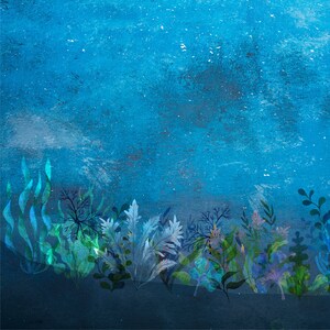 以下が含まれることがあります： 青色の水中シーンのデジタルイラスト。青、緑、紫の色合いの様々な海藻や植物が描かれている。