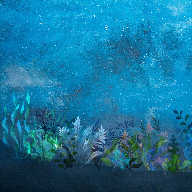 以下が含まれることがあります： 青色の水中シーンのデジタルイラスト。青、緑、紫の色合いの様々な海藻や植物が描かれている。