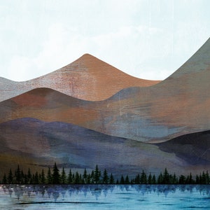 Puede incluir: Pintura de paisaje abstracto con monta&ntilde;as en capas en tonos marrones, azules y grises, con un lago reflectante y una l&iacute;nea de &aacute;rboles verde oscuro en la parte inferior. El cielo es azul claro.