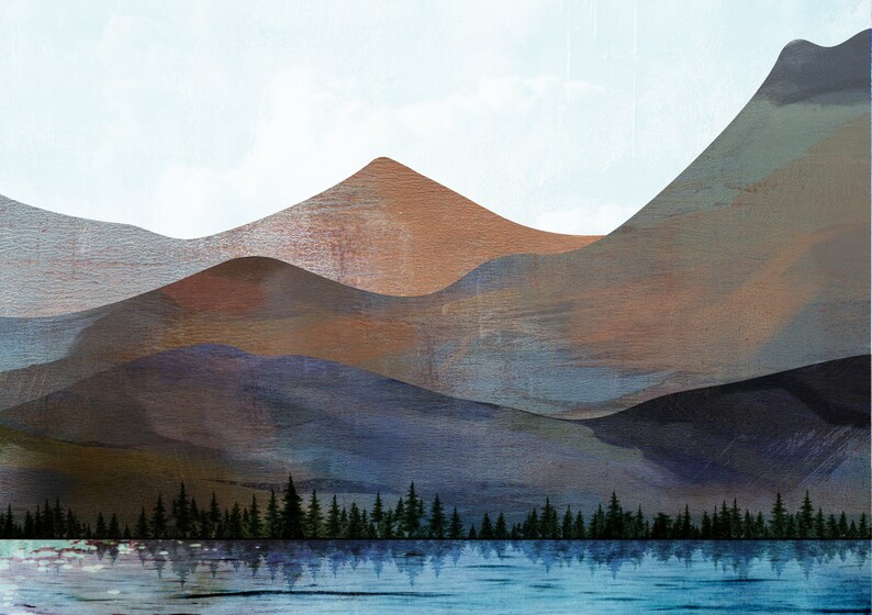 Puede incluir: Pintura de paisaje abstracto con monta&ntilde;as en capas en tonos marrones, azules y grises, con un lago reflectante y una l&iacute;nea de &aacute;rboles verde oscuro en la parte inferior. El cielo es azul claro.