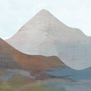 Puede incluir: Impresi&oacute;n art&iacute;stica de paisaje abstracto con siluetas de monta&ntilde;as superpuestas en tonos marr&oacute;n, gris y azul sobre un cielo azul claro. La obra de arte texturizada evoca profundidad y tranquilidad, ideal para la decoraci&oacute;n del hogar.