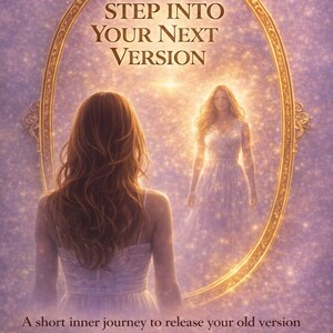 Può includere: Immagine artistica di una donna che guarda in uno specchio dorato. Lo specchio riflette una versione luminosa di se stessa. Il testo "STEP INTO YOUR NEXT VERSION" è in alto. Il testo in basso dice "A short inner journey to release your old version and step into the next one."