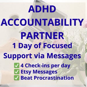 Op de afbeelding: Afbeelding met tekst: ADHD Accountability Partner, 1 dag gerichte ondersteuning via berichten. Inclusief 4 check-ins per dag, Etsy-berichten en versla uitstelgedrag. Een laptop, koffiekopje en bloemen zijn ook zichtbaar.