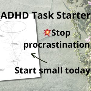 Op de afbeelding: Een wit papier met de titel "ADHD Task Starter" met een bloemdiagram en aanwijzingen om uitstelgedrag te stoppen en klein te beginnen. Het papier ligt op een getextureerd grijs oppervlak, met een groene plant met roze bloemen op de achtergrond.