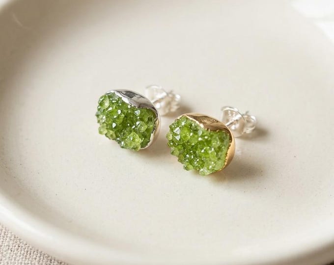 Silver earring with peridot and gold plating, handmade, for women.