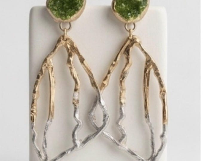 Pendiente largos artesanales ,plata y baño dorado,con peridoto natural-Joyeria unica hecha a mano.