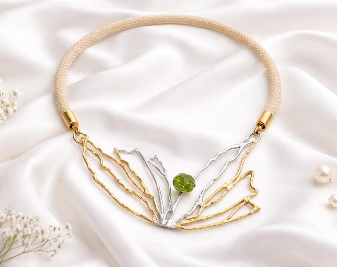 Collar artesanal con forma de rama de coral,hecho en plata y piedra de olivina,con un baño dorado .Joyeria aretesanal,regalo para mujer.