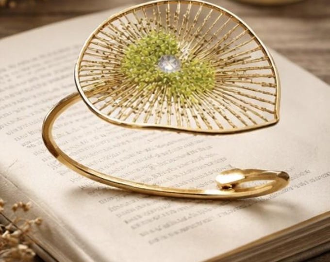 Pulsera floral de plata con baño dorado y peridoto(olivina)-Pulsera ajustable-Joyeria artesanal-Para la mujer.