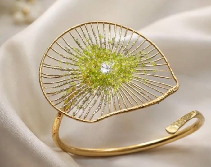Pulsera floral de plata con baño dorado y peridoto(olivina)-Pulsera ajustable-Joyeria artesanal-Para la mujer.