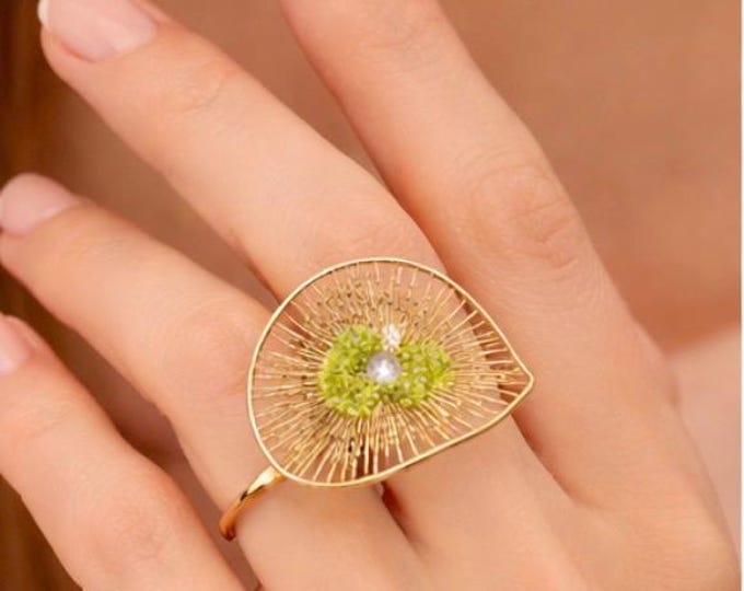 Anillo floral de plata,con baño dorado y peridoto(olivina)-Anillo ajustable-joyeria artesanal-Para la mujer