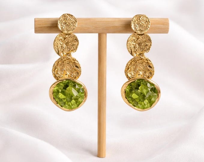 Silver earring with gold plating and peridot - Handmade green dangle earrings - Elegant handmade jewelry for women