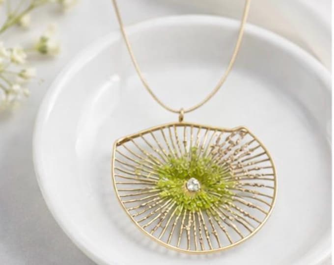 Collar colgante floral,de plata con baño dorado,peridoto(olivina)-Joya heca a mano-Collar elegante y original,para la mujer.