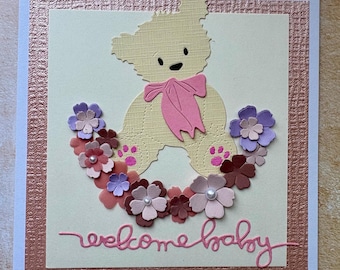 Tarjeta de bienvenida para bebé con osito de peluche y flores, hecha a mano – Recuerdo de felicitación para recién nacidos