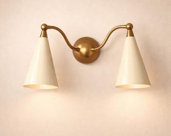 Applique da parete a doppio cono in ottone: lampada in stile Mid-Century Modern con paralumi color avorio