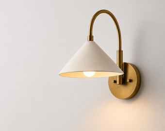 Handgemaakte koperen kegelvormige wandkandelaar | Moderne brede lampenkap | Blakerlamp uit het midden van de eeuw