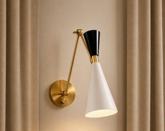 Aplique de pared de latón macizo con brazo oscilante, estilo moderno de mediados de siglo con pantalla ondulada.