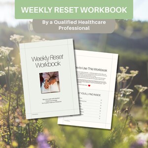 Op de afbeelding: Een Weekly Reset Workbook met een witte kaft met de titel, een kleine foto van een persoon die in een notitieboek schrijft en de tekst Plan your week with intention, Protect your energy, By a Qualified Healthcare Professional.