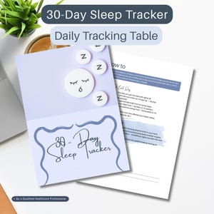 Op de afbeelding: Een 30-daagse Slaap Tracker, met een lichtpaarse omslag met de tekst "30-Day Sleep Tracker" en "Daily Tracking Table". Het ontwerp bevat slapende ogen en "Z" symbolen, samen met tekst op een aparte pagina.