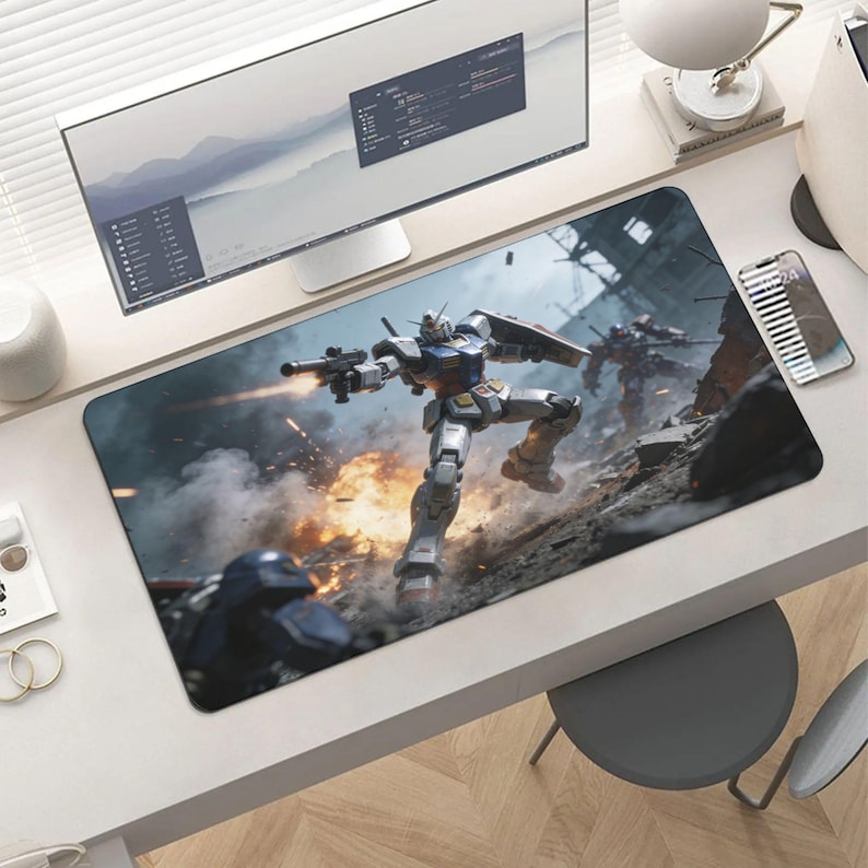 Puede incluir: Alfombrilla de rat&oacute;n rectangular con una ilustraci&oacute;n din&aacute;mica de un robot Gundam en una escena de batalla con explosiones y otros robots. La alfombrilla est&aacute; sobre un escritorio blanco con un monitor de ordenador y otros accesorios.