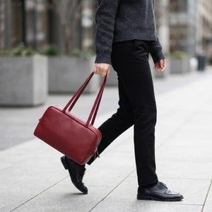 Borsa da bowling grande in pelle: borsa a tracolla minimalista con cerniera, ideale per i pendolari.