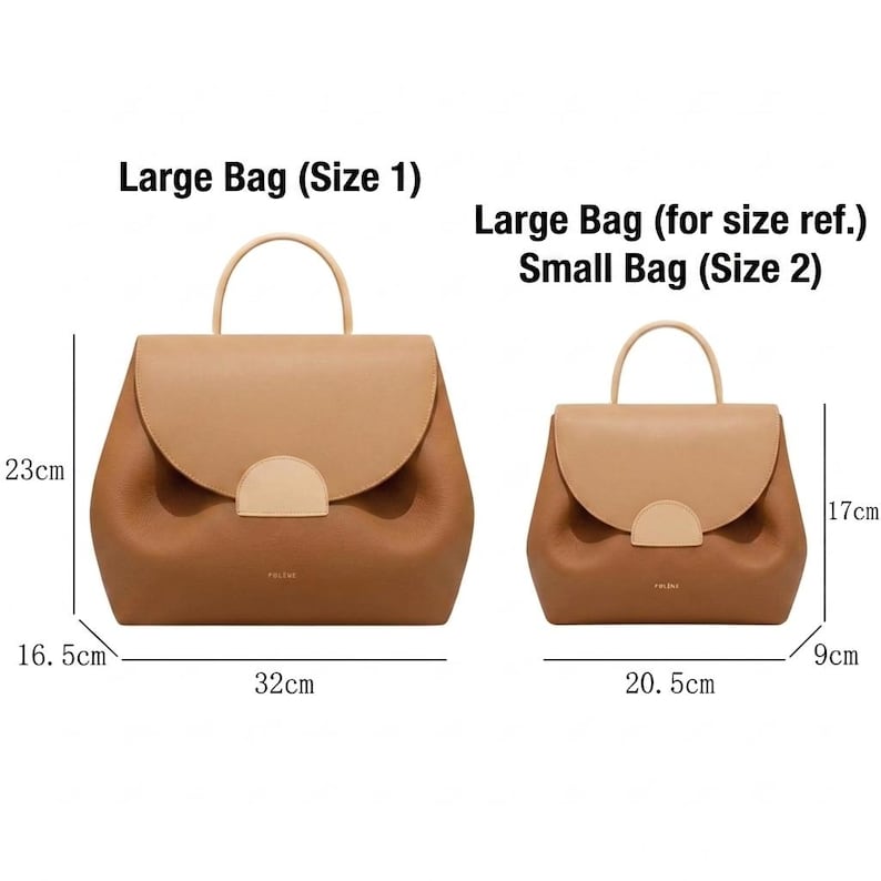 K&ouml;nnte beinhalten: Zweifarbige braune Lederhandtaschen, eine gro&szlig;e (32 cm breit, 23 cm hoch, 16,5 cm tief) und eine kleine (20,5 cm breit, 17 cm hoch, 9 cm tief), mit oberen Griffen und Klappenverschl&uuml;ssen. Das Bild enth&auml;lt Gr&ouml;&szlig;enangaben.