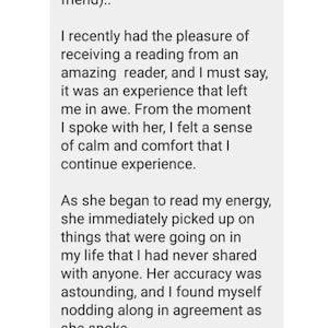 Puede incluir: Texto sobre un fondo blanco: "Querida Pritha (mi amiga espiritual)." El texto describe una experiencia positiva con un lector, destacando sentimientos de calma, consuelo y precisión en la lectura.