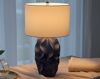 Lampada da tavolo scultorea / Resina blu testurizzata / Design a onde organiche / Illuminazione d'accento