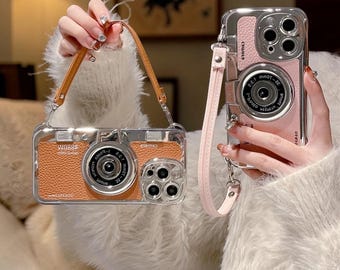 Elegante custodia per iPhone con obiettivo fotografico e cinturino da polso, cover protettiva con motivo in pelle.