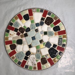 Salvamanteles de mosaico vintage MCM de 7,25 pulgadas, Tesserae, redondo, estilo ecléctico maximalista retro.