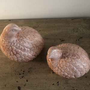 Può includere: Una tazza di ceramica bianca con manico nero e la scritta "But First, Coffee" in nero, in grassetto. La tazza è appoggiata su una superficie di legno.