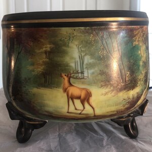Antica fioriera vittoriana francese in porcellana dipinta a mano, risalente al 1860 circa, raffigurante una scena boschiva con cervi.