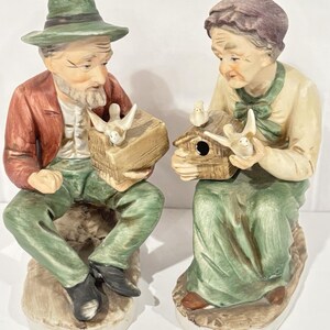 Könnte beinhalten: Ein Set aus drei Keramikbechern mit gesprenkelter, matter Oberfläche. Die Becher sind in Creme-, Hellgrau- und Dunkelgrautönen gehalten. Jeder Becher hat ein schlichtes, minimalistisches Design und einen abgerundeten Henkel. Für Kaffee, Tee oder andere Getränke.