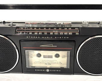 Radiocasete portátil General Electric 3-5282B antiguo. La radio funciona, pero la cinta no.