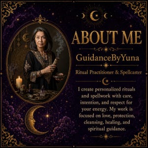 Pode incluir: Um gr&aacute;fico roxo escuro com bordas celestiais douradas apresentando o retrato de uma pessoa em uma t&uacute;nica preta bordada segurando um ma&ccedil;o de s&aacute;lvia fumegante. O texto diz: ABOUT ME, GuidanceByYuna, Ritual Practitioner & Spellcaster, e um par&aacute;grafo sobre rituais personalizados, feiti&ccedil;os, amor, prote&ccedil;&atilde;o, limpeza, cura e orienta&ccedil;&atilde;o espiritual.