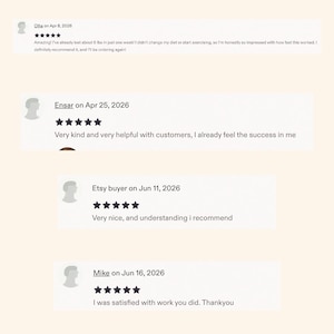 Pode incluir: Uma cole&ccedil;&atilde;o de quatro avalia&ccedil;&otilde;es de clientes exibidas em um fundo claro. Cada avalia&ccedil;&atilde;o inclui um nome de usu&aacute;rio, uma data, uma classifica&ccedil;&atilde;o de cinco estrelas e um coment&aacute;rio escrito. O texto inclui nomes como Olha, Ensar, Etsy buyer e Mike.