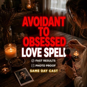 Op de afbeelding: Een kleine zwarte pop omwikkeld met rood garen, een foto van een man en brandende kaarsen op een houten ondergrond. De tekst luidt: AVOIDANT TO OBSESSED LOVE SPELL, FAST RESULTS, PHOTO PROOF, SAME DAY CAST. Er staat een glazen pot met gedroogde kruiden.